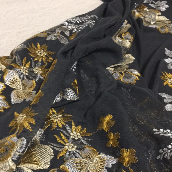 Beautiful Dark Grey Embroidered Top Size 1X - Picture 9 of 10